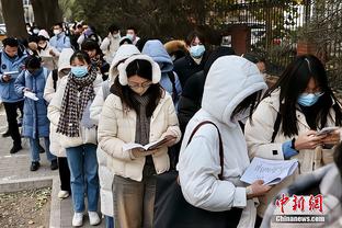 扫兴而归？曼联0-2落后，球迷已开始退场&客队看台空了不少